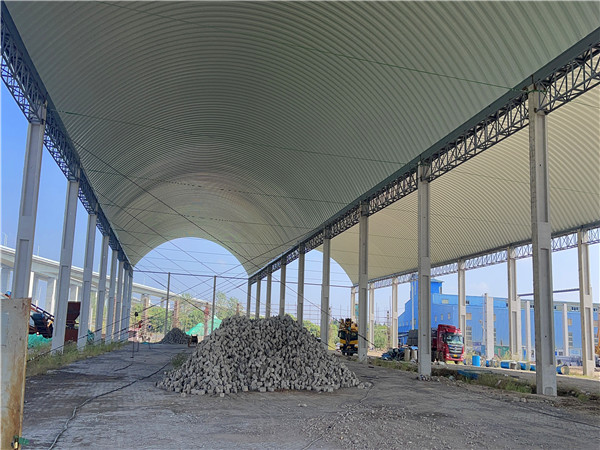 泰州泰兴堆料棚拱形屋顶工程案例解析泰州泰兴堆料棚拱形屋顶施工现场